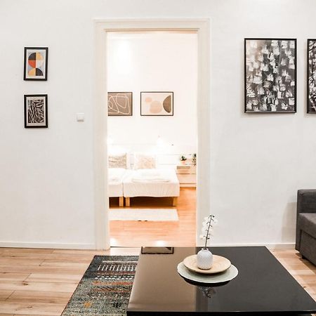Stylish And Spacious ! Central Location Kazincy Netflix Будапеща Екстериор снимка