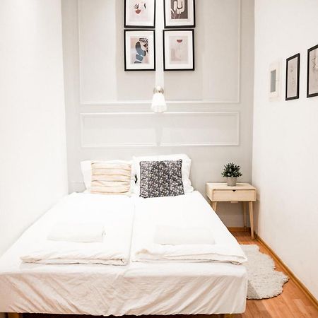 Stylish And Spacious ! Central Location Kazincy Netflix Будапеща Екстериор снимка