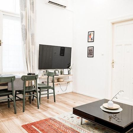 Stylish And Spacious ! Central Location Kazincy Netflix Будапеща Екстериор снимка