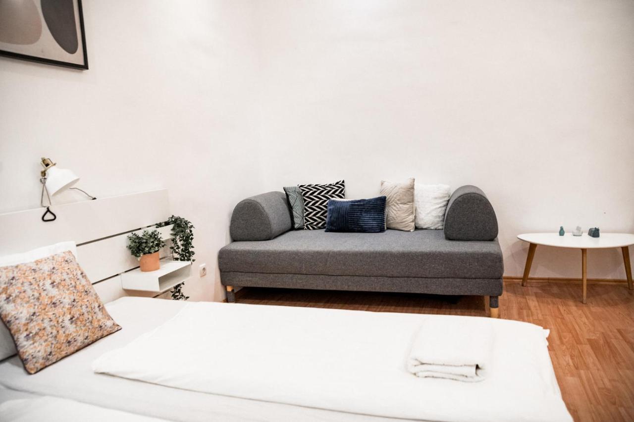 Stylish And Spacious ! Central Location Kazincy Netflix Будапеща Екстериор снимка