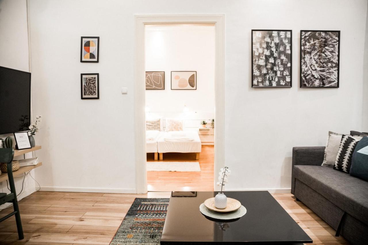 Stylish And Spacious ! Central Location Kazincy Netflix Будапеща Екстериор снимка