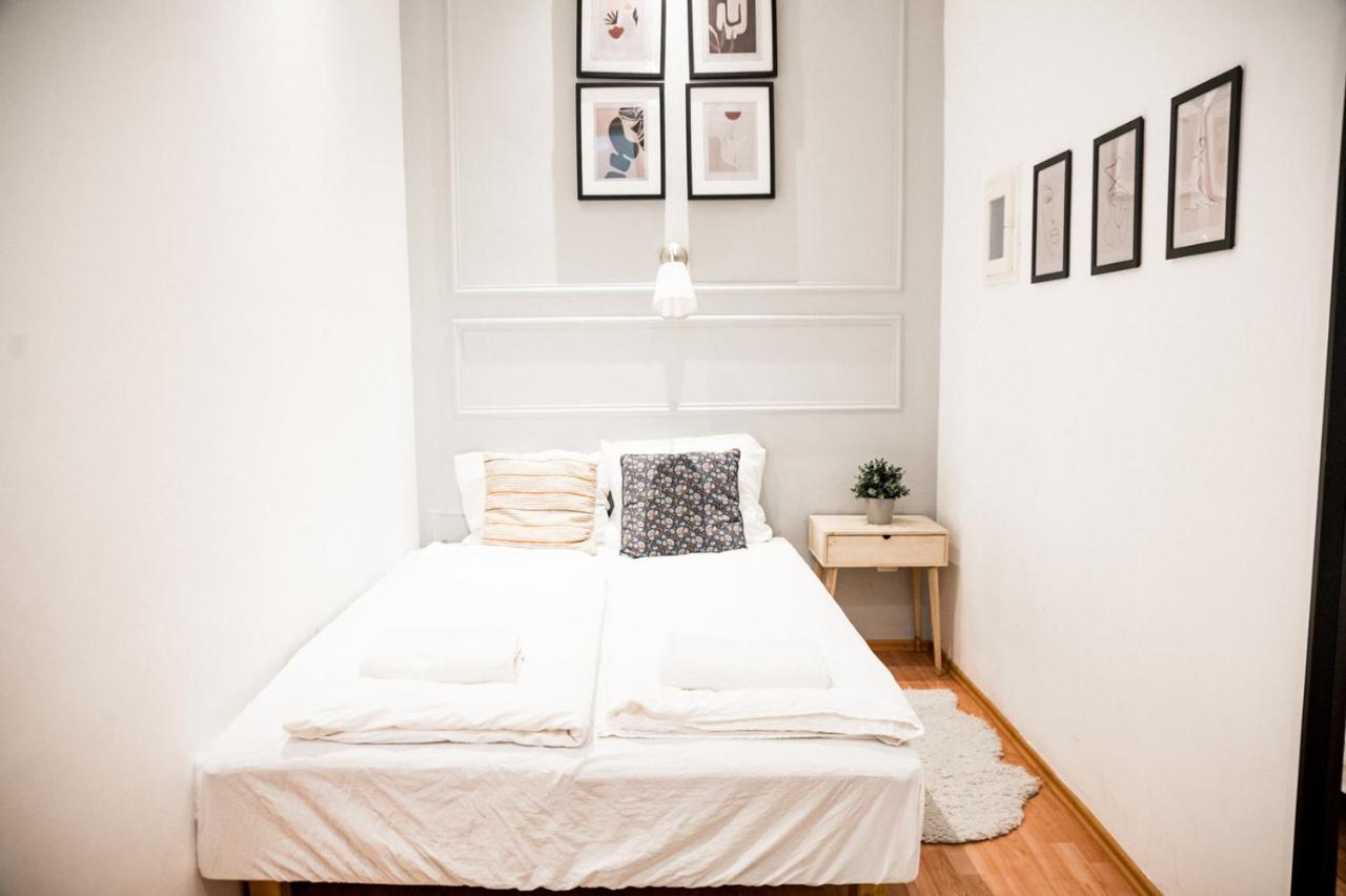 Stylish And Spacious ! Central Location Kazincy Netflix Будапеща Екстериор снимка