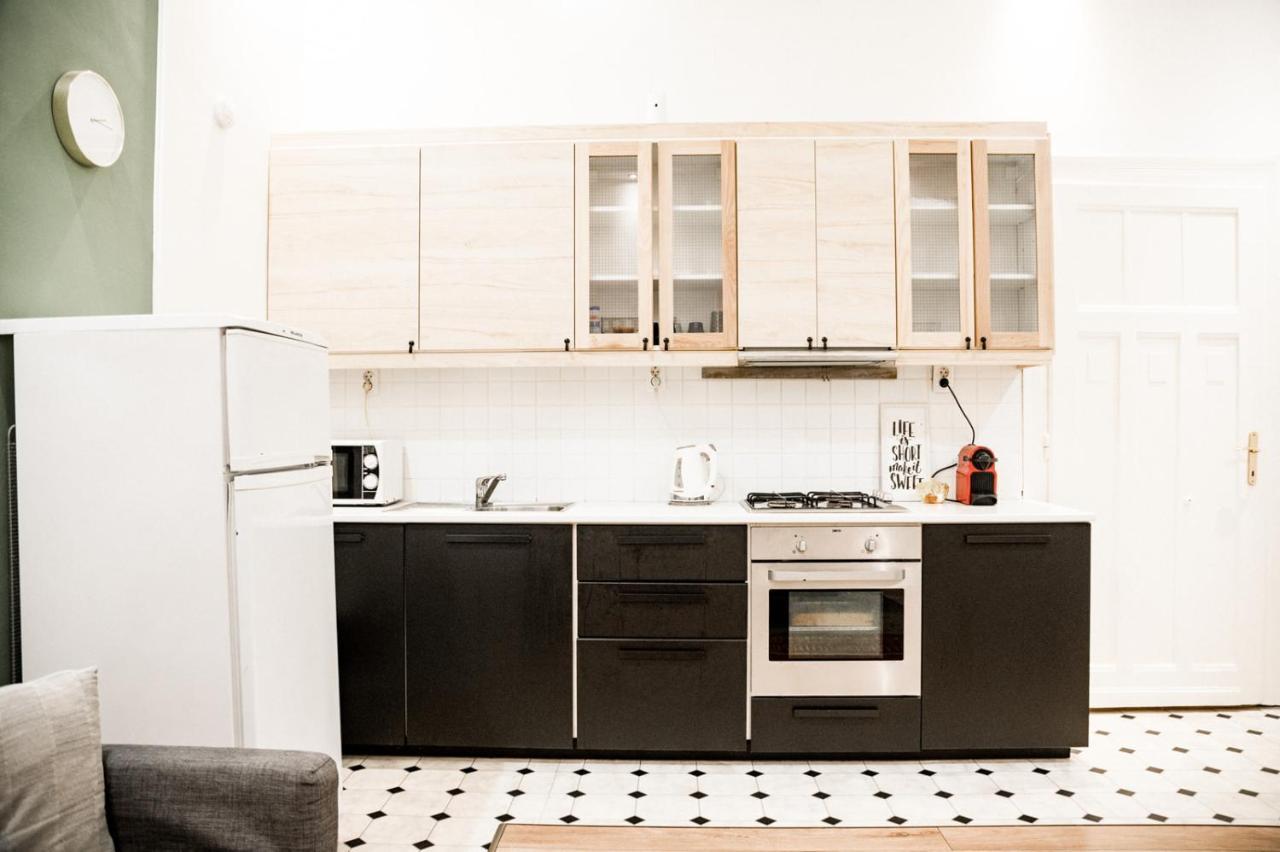 Stylish And Spacious ! Central Location Kazincy Netflix Будапеща Екстериор снимка