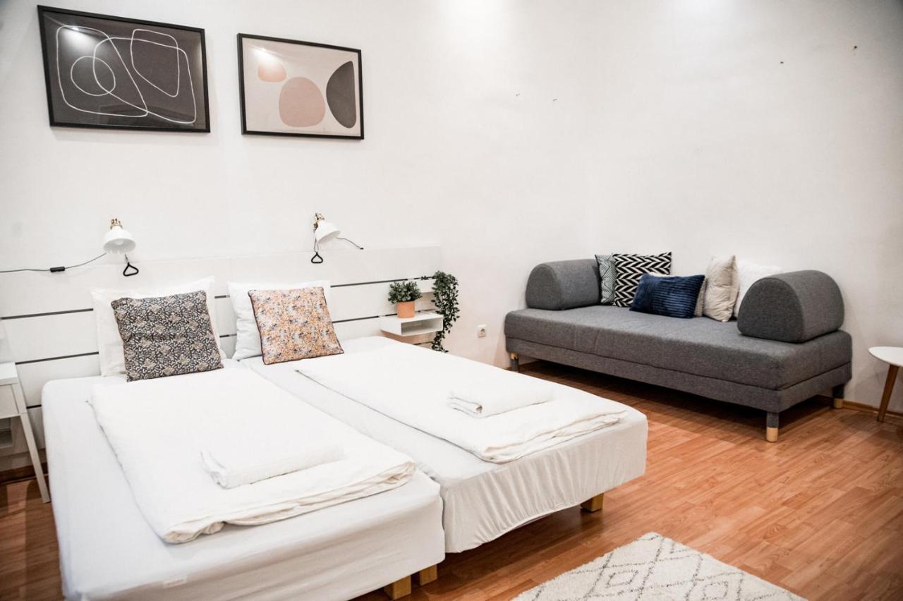 Stylish And Spacious ! Central Location Kazincy Netflix Будапеща Екстериор снимка