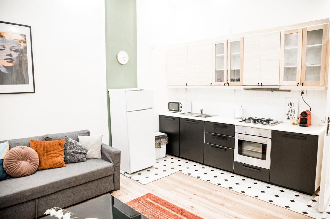 Stylish And Spacious ! Central Location Kazincy Netflix Будапеща Екстериор снимка
