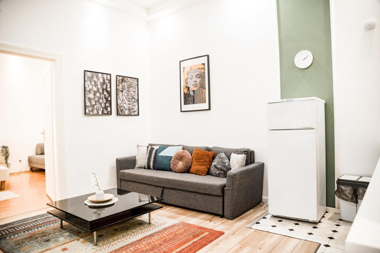 Stylish And Spacious ! Central Location Kazincy Netflix Будапеща Екстериор снимка