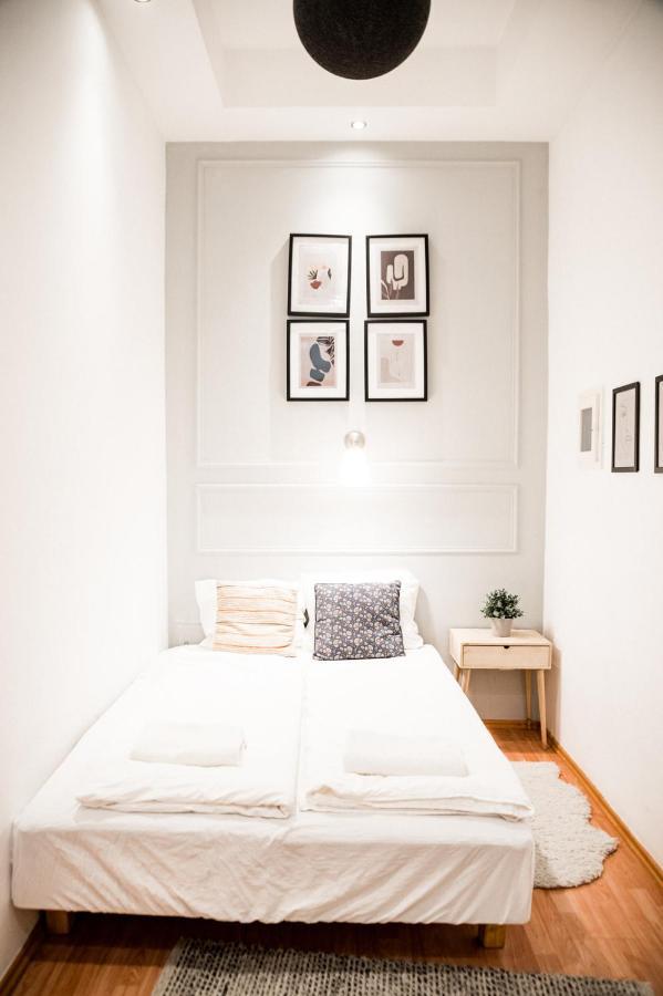 Stylish And Spacious ! Central Location Kazincy Netflix Будапеща Екстериор снимка