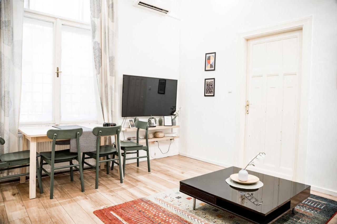 Stylish And Spacious ! Central Location Kazincy Netflix Будапеща Екстериор снимка