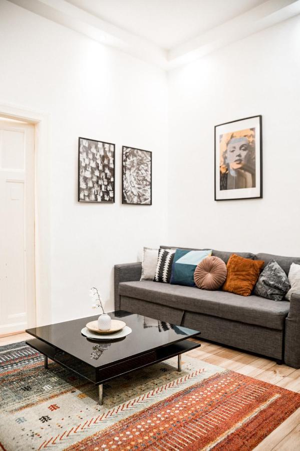 Stylish And Spacious ! Central Location Kazincy Netflix Будапеща Екстериор снимка