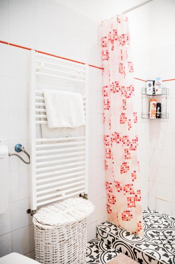 Stylish And Spacious ! Central Location Kazincy Netflix Будапеща Екстериор снимка